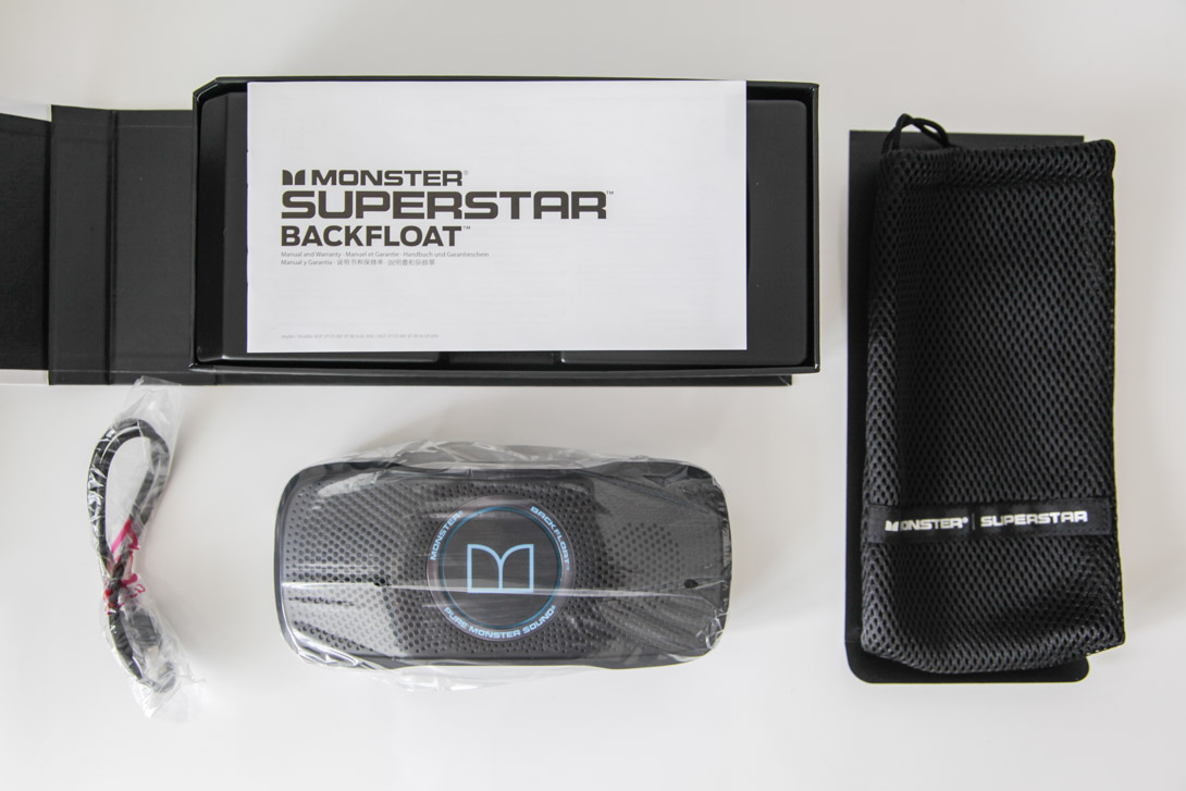 В комплекте все самое необходимое: кабель USB для зарядки и акустический чехол для переноски.