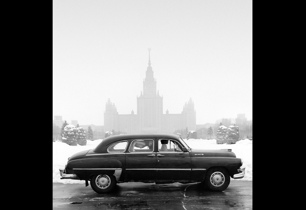 Лучшие кадры фотовыставки Girls, Girls, Girls ЗИЛ на фоне МГУ, фотограф Патрик Личфилд, 1989 год