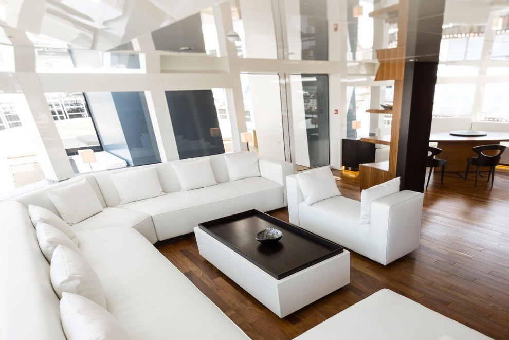 Круиз в Антарктиду за 500 тысяч долларов 71-метровая яхта позволила дизайнерам развернуться с обстановкой. В просторном лобби можно обсудить прошедший день.