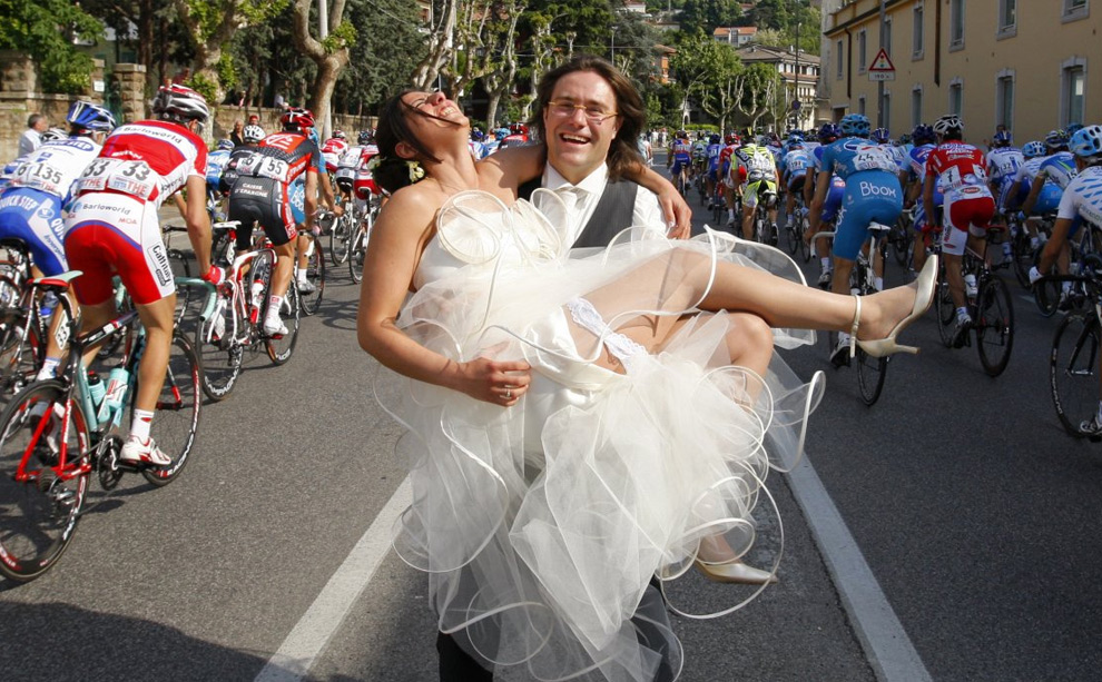 Свадьба не как у всех Молодые и ставшие невольными свидетелями их торжества велосипедисты велогонки Giro d