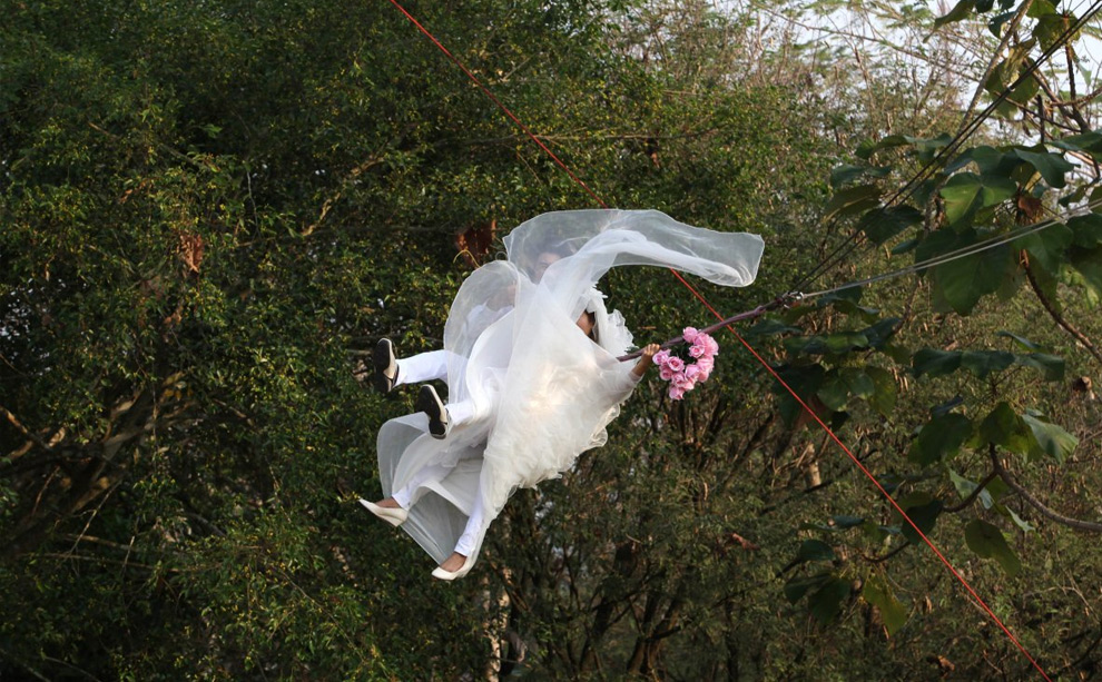 Свадьба не как у всех Эта свадебная церемония в Таиланде прошла в воздухе. Свадьбы над пропастью довольно популярны в Азии.