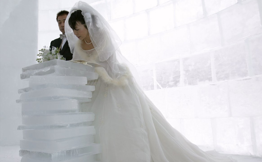 Свадьба не как у всех Акеми Кито и Хироши Мацуока расписываются в ледяном иглу, возведенном зимой на острове Хоккайдо.