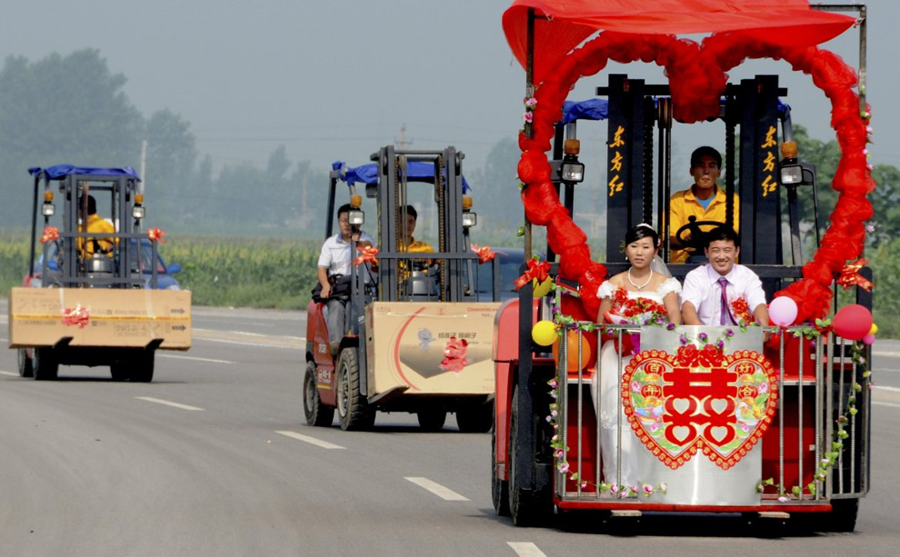 Свадьба не как у всех Этот свадебный кортеж в Китае состоял исключительно из автоподьемников.