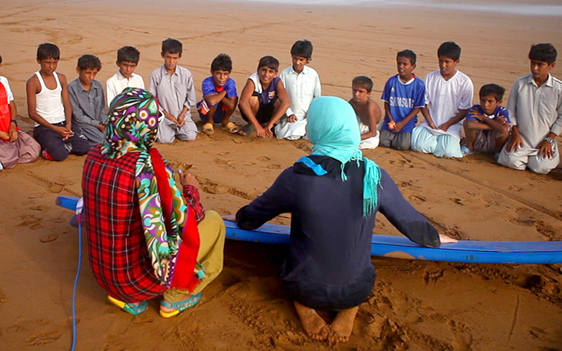 Женская школа серфинга в Иране