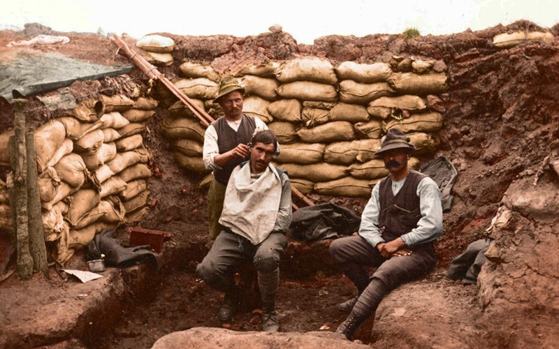 Первая мировая война в цвете Из-за того, что большая часть времени солдатами проводилась в окопах, многие успевали овладеть некоторыми гражданскими специальностями вроде парикмахерского искусства. Албанский фронт.