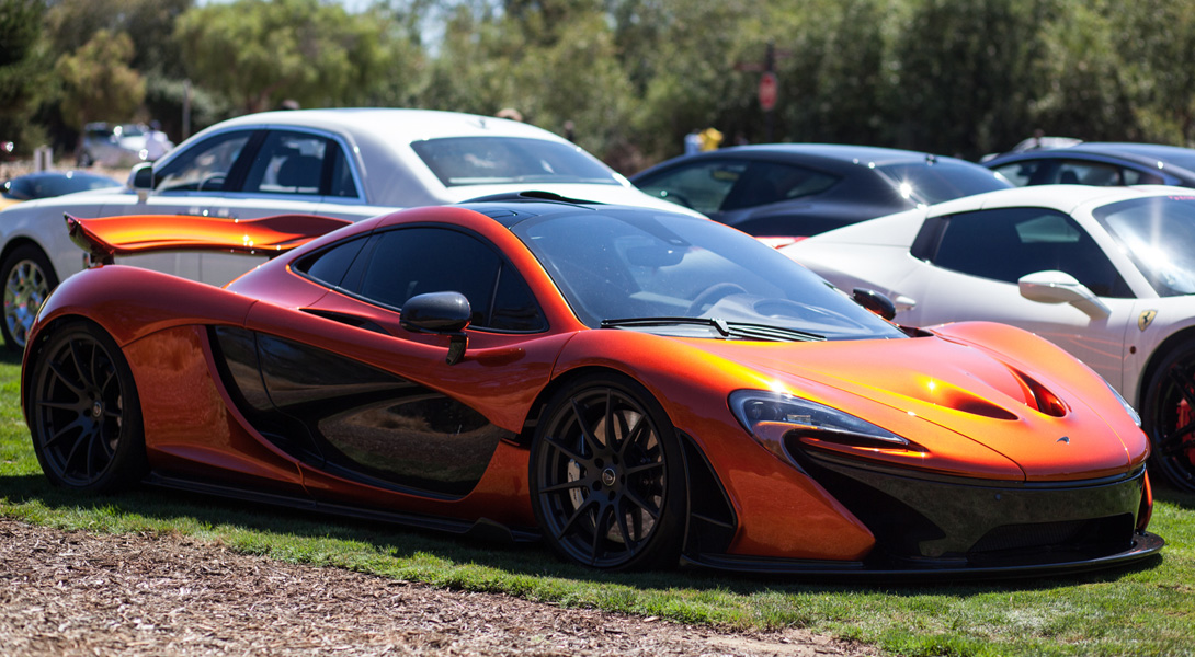 Парковка на миллиард: автоэкзотика на подступах к Пеббл-Бич