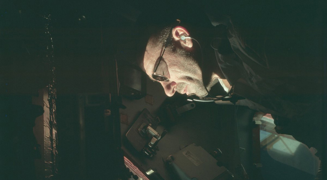 Миссии Apollo в максимальном разрешении Аполлон 7. Космонавт в очках.