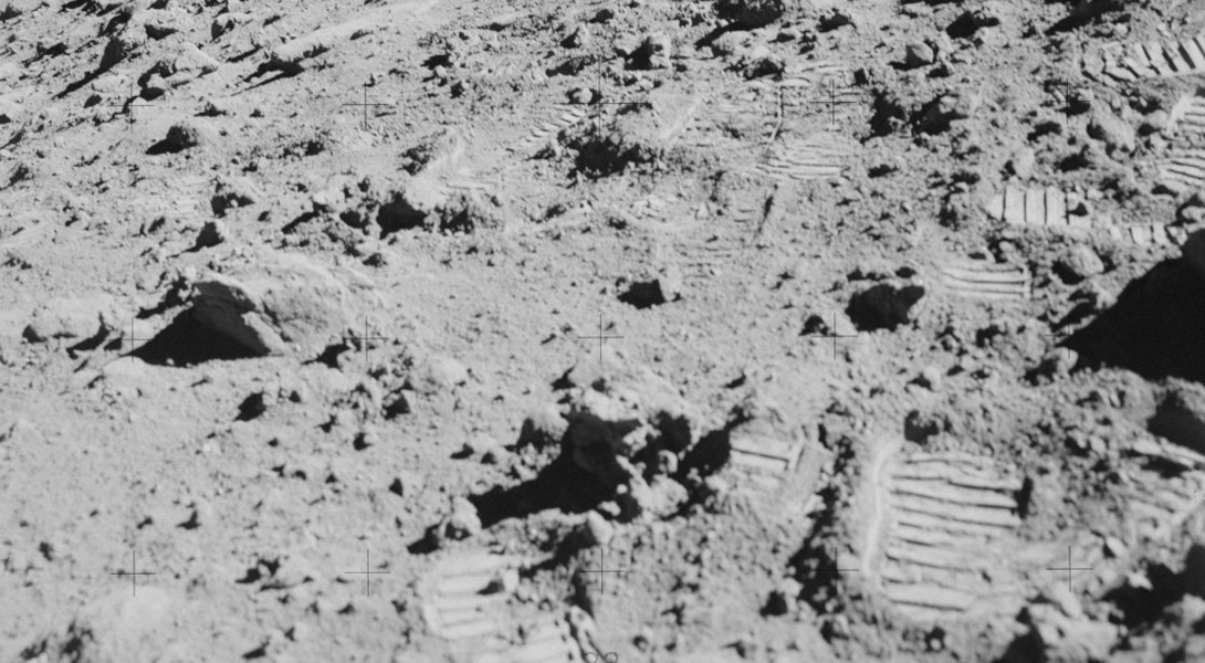 Миссии Apollo в максимальном разрешении Аполлон 17. Эти следы здесь могут сохраниться на добрую тысячу лет, ну, или до ближайшего метеоритного дождя.