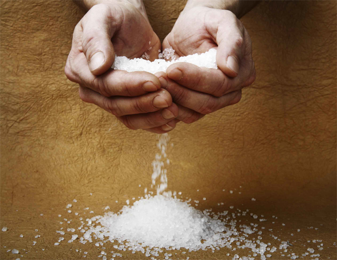 <p><strong>Соль &mdash; это белая смерть</strong>. Она задерживает воду в организме, под глазами появляются мешки, опухают конечности. Важно помнить, что соль содержится во многих продуктах: соусы, сладкое и даже хлеб изготовляются с ее применением.</p>
