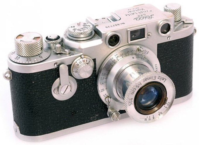 1930   Leica Standard,       (   ).  1932  -   Leica II. , , ,     , -  Leica III (  ).