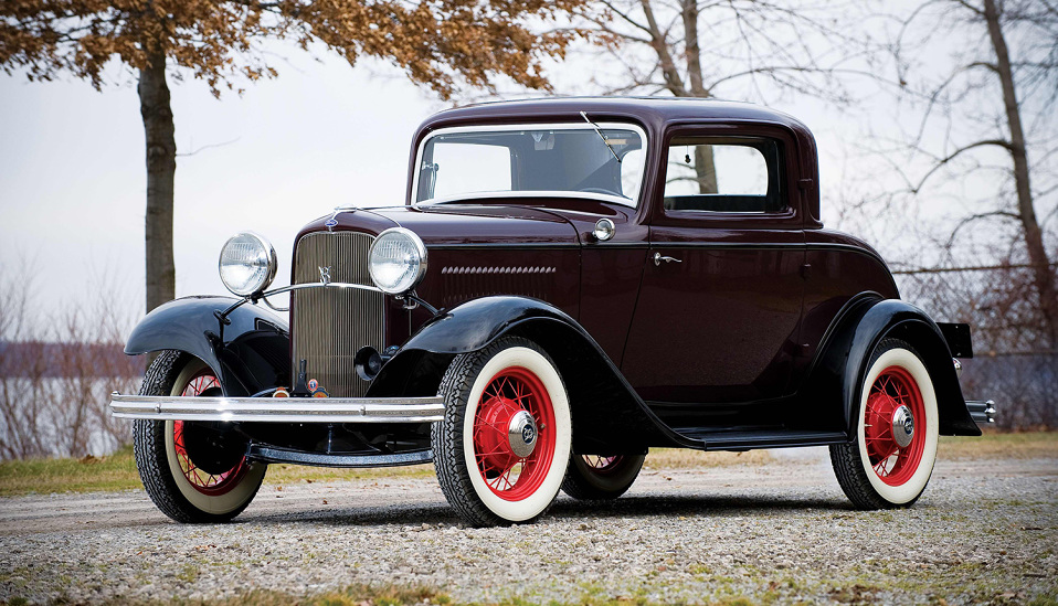 <p style="text-align: center;"><strong>Ford Model 18. </strong>Если Ford Model T заслужил место в нашем списке как первый массовый автомобиль, то Ford Model 18 1932 года попал сюда как первый доступный автомобиль с двигателем V8. 18 был оснащен 3,6-литровым двигателем с плоской головкой блока цилиндов и выдавал около 65 лошадиных сил. Мощность автомобиля была такова, что знаменитый грабитель банков Клайд Бэрроу (половина из команды «Бонни и Клайд») даже написал Генри Форду письмо с благодарностью за то, что на этом автомобиле легко было уходить от полиции.</p>