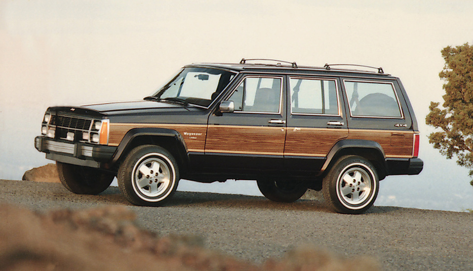 <p style="text-align: center;"><strong> Jeep Cherokee. </strong>Когда в 1984 году Jeep Cherokee вышел на рынок, мир содрогнулся от осознания того, что внедорожник — это не только автомобиль для езды по пересеченной местности, но и вполне комфортная машина на каждый день. Именно с Cherokee началась эра комфортабельных внедорожников, которая продолжается по сей день.</p> <p><strong> </strong></p>