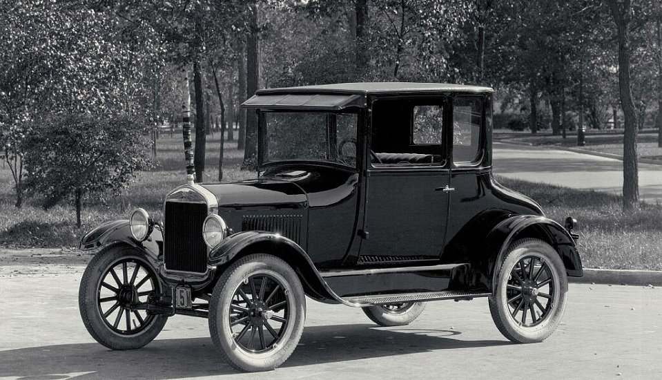 <p style="text-align: center;"><strong>Ford Model T.</strong> Ford Model T была революционной по двум причинам. Во-первых, это было связано с преимуществами стандартизированной сборочной линии, а не ручного изготовления. Поэтому  Model T отличалась надежностью. Из-за использования сборочной линии и рационализации процессов производства, автомобиль стал доступным для среднего класса населения. Это стало важно вехой в истории автомобилестроения, превратив авто из игрушки для богачей в продукт массового потребления. Ford T был также первым глобальным автомобилем. Он был настолько популярен, что Форд открыл заводы по всему миру, чтобы не тратить деньги на перевозку автомобилей. К сожалению, Форд был настолько сосредоточен на сохранении низких цен, что  не хотел тратить средства на обновление дизайна и стиля, позволяя конкурентам отбирать долю рынка, производя более элегантные и современные автомобили.</p>