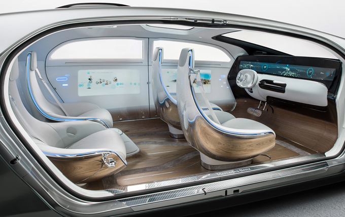 В концепте Mercedes-Benz F 015 Luxury in Motion пассажиры смогут не просто стоять в пробках, но и эффективно работать в интернете или развлекаться с помощью экосистемы сенсорных панелей, работающих от движения глаз пользователя.