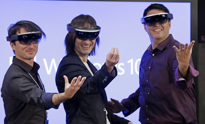   Microsoft HoloLens,      ,        .