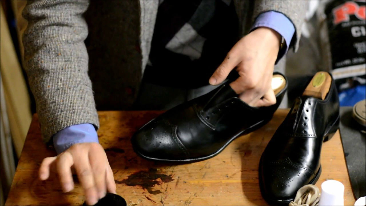 Чистит мастер башмаки. Начищенные ботинки до блеска отражения. Ботинки Мастеров (черный, 41). Начищены ботинки Мои. Ботинки чистит паренёк.