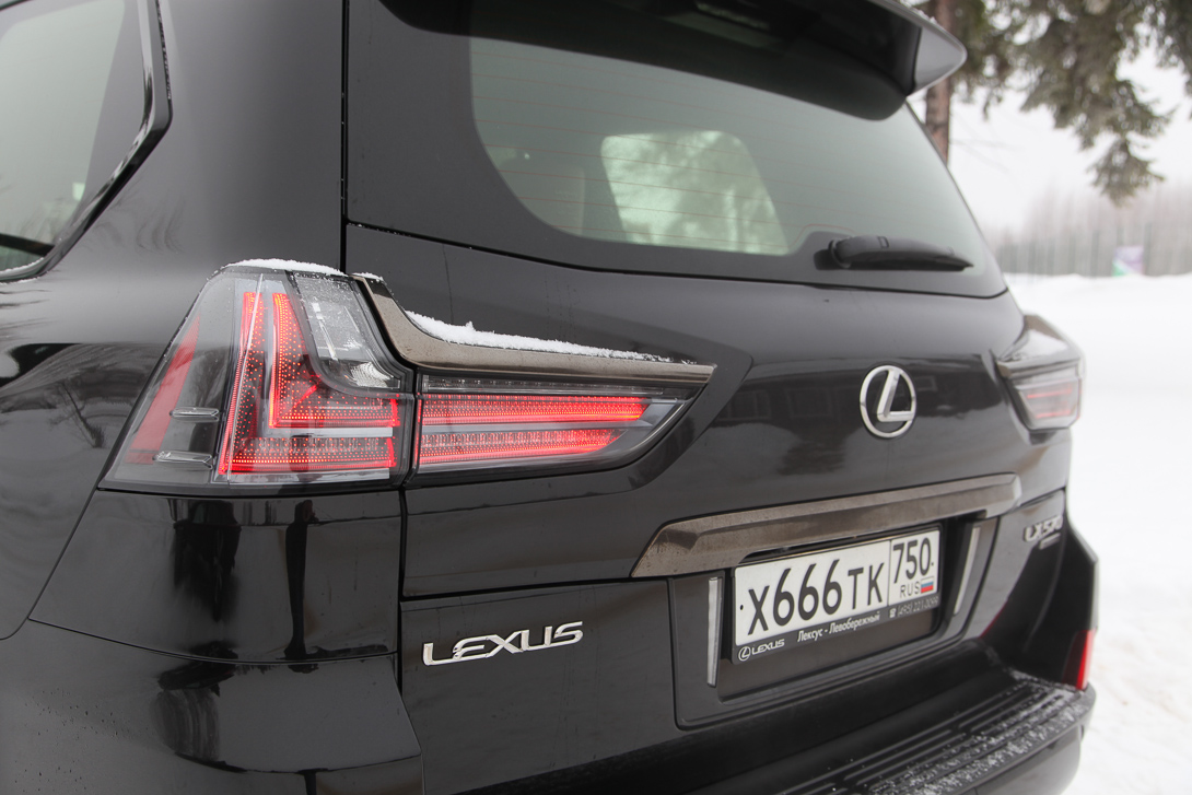 Lexus LX 570 Black Vision