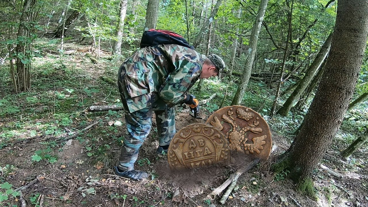 Лесной коп. Клад в лесу. Металлоискатель находки в лесу. С металлоискателем в лесу.