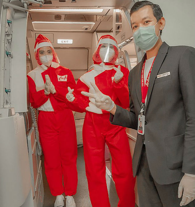 Азиатские стюардессы сменили юбки на комбинезон
