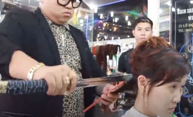 Гуру-парикмахеры показывают свои умения: стрижка топором вместо ножниц