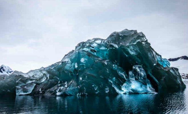 Туристы сняли, как переворачиваются айсберги