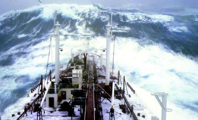 10 самых огромных волн, которые сняли на видео моряки с борта корабля