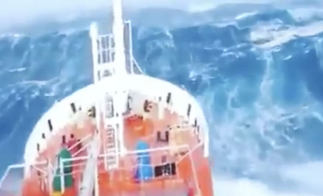 Моряки засняли как девятибалльный шторм качает мощный танкер
