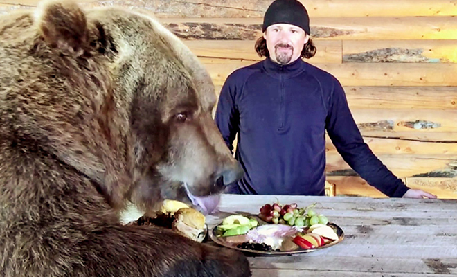 Как в Иркутске спасают трехмесячного медвежонка — видео - 17 июня - ру