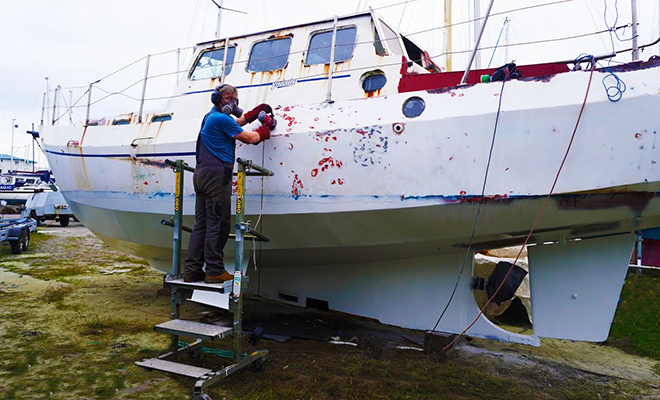 Мужчина купил старую яхту по цене «жигулей» и за 16 месяцев своими руками отреставрировал до идеала: видео