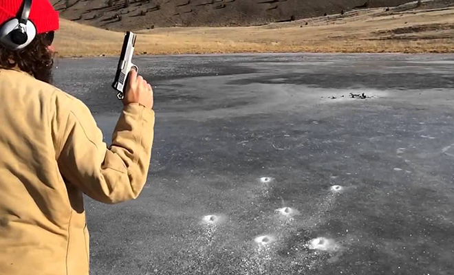 Мужчина выстрелил в замерзшую реку проверить прочность льда, но пуля словно зависла над ним: видео