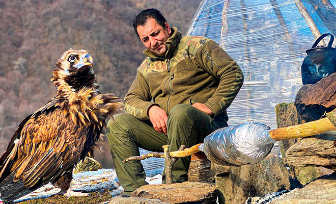 Мужчина готовил обед в горах, когда к нему прилетел кавказский орел и попросил еды: видео
