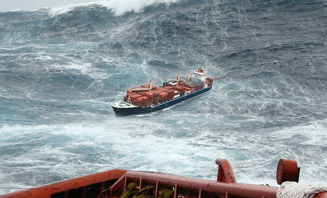 5 аномальных волн считались невозможными, но моряки сняли их на видео прямо с борта корабля