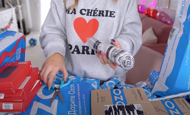 Женщина выкупила потерянные посылки на 60 тысяч и стала смотреть, что внутри каждой: видео