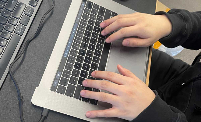 В Китае начали продавать восстановленные Макбуки без экрана. Смотрим, как на них работают