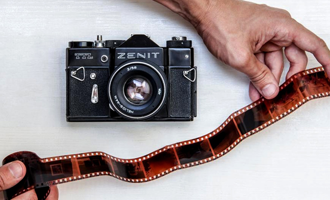 Канадец купил раритетную камеру и увидел пленку внутри. Рассмотрев снимки, он решил найти владельца