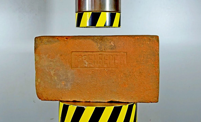 Гидравлический пресс против кирпичей разных эпох: сравнение современного, царского и кирпича из СССР