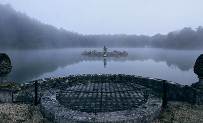 Рабочие слили воду из озера и нашли на дне древний люк, ведущий в скрытое от посторонних помещение