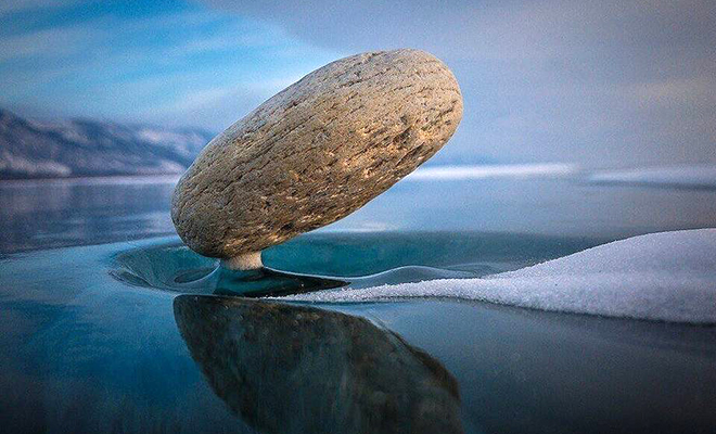 Люди вышли на лед Байкала и увидели, что над поверхностью замерзшей воды в воздухе «парят» камни