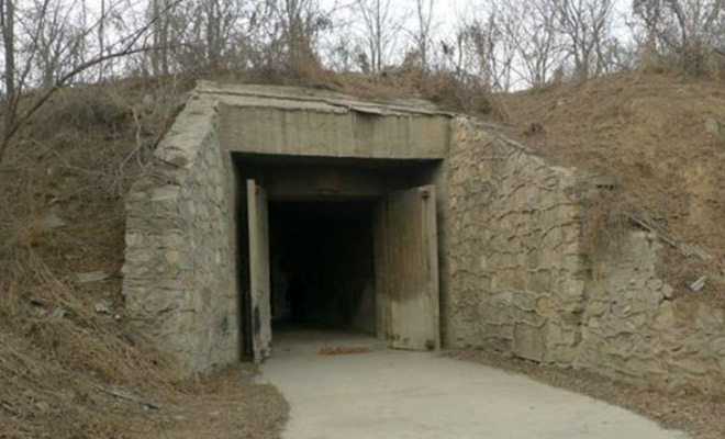 В Китае так боялись нападения СССР, что строили на границе подземные крепости. Сталкеру удалось снять объект изнутри