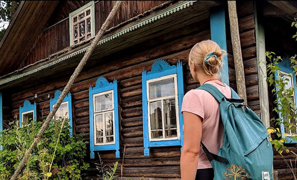 Село поняла. Старый домик в деревне. Заброшенная деревня. Люди в деревне. Дом в селе.