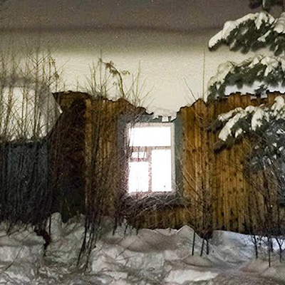 Деревня в тайге стояла пустой 70 лет: охотники шли мимо, когда в одном из заброшенных домов загорелся свет