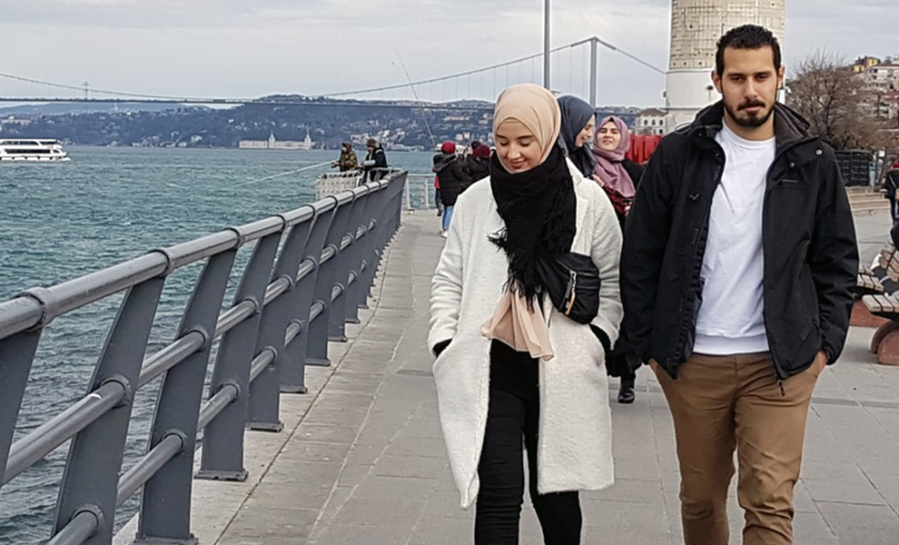 Как одеваться в стамбуле в апреле. Стамбул женщины. Турчанки в Стамбуле. Стильные турчанки. Современная Турция женщины.