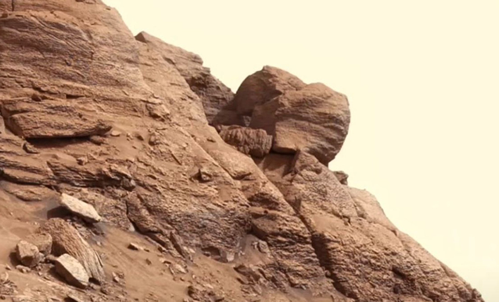 Спутниковый археолог обнаружил на Марсе статую, которая изображает древнее существо