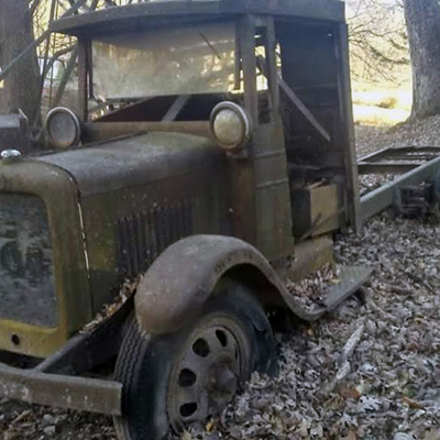 Механик нашел в лесу грузовик 1929 года. Двигатель сохранился и мужчина попробовал завести машину, ржавевшую почти век