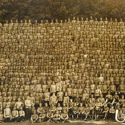 На фото 1903 года поместилось 1250 человек. Технологиям 120 лет, но детали такие, что разглядеть можно даже лица: видео