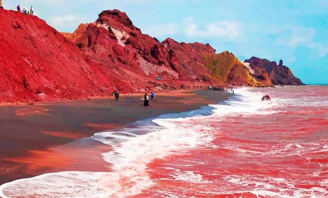 Красный пляж в Иране: на видео он выглядит как берег океана с другой планеты