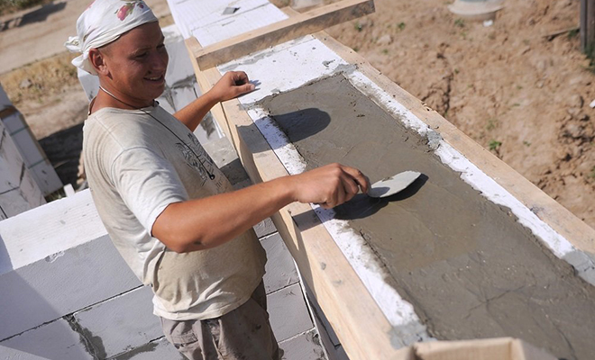 Мужчина строит дом при зарплате в 30 тысяч рублей. По его словам, в работе очень помогает опыт деда