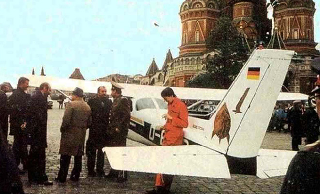 Как сложилась судьба немецкого летчика, который приземлился прямо на Красную площадь в 1987 году