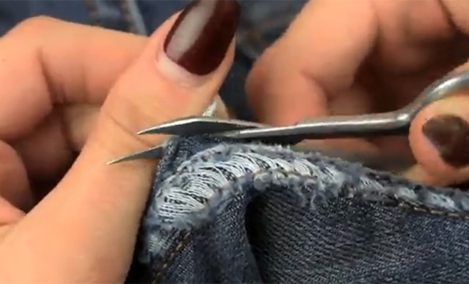 Как сделать дырки на джинсах своими руками: фото пошагово, идеи :: Мода :: ремонты-бмв.рф