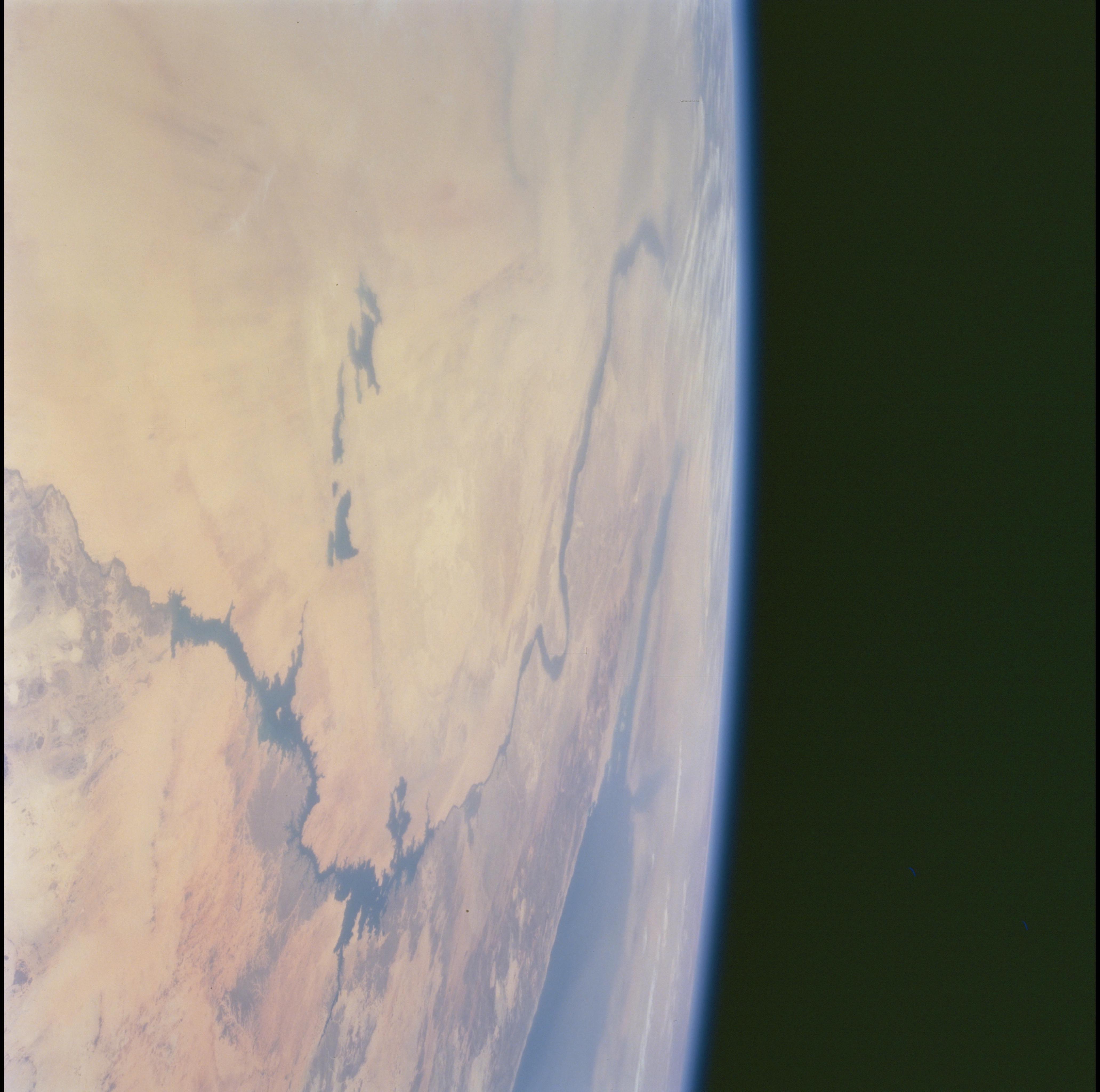 Которые не были видны теперь. Странные фото из космоса НАСА. Снимки ангелов входят в атмосферу. Самая высокая дверь - в задании NASA. НАСА мы потеряли Спутник.